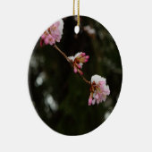 「雪と」つるされるさくらんぼを見るため- E Housman セラミックオーナメント (右)