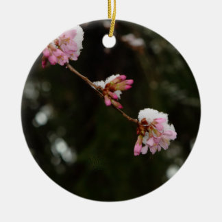 「雪と」つるされるさくらんぼを見るため- E Housman セラミックオーナメント