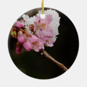 「雪と」つるされるさくらんぼを見るため- E Housman セラミックオーナメント (裏面)