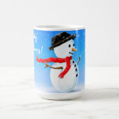 雪にすてき赤いスカーフと黒い帽子を持つ雪だるま モーフィングマグカップ (中央)