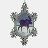 雪によって塵を払われるアメリカヘラジカの絵画 スノーフレークピューターオーナメント (左)