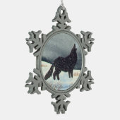 雪によって塵を払われるオオカミの水彩画 スノーフレークピューターオーナメント (左)