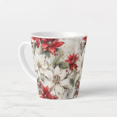 雪にキスされたエレガンスホワイトとレッドポインセチア カフェラテマグ (左アングル)
