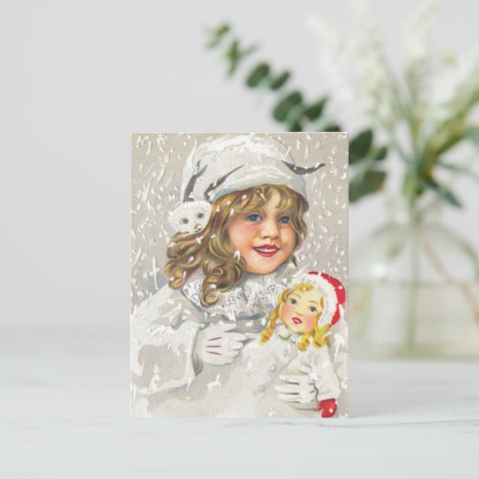 雪に人形をビクトリアン持つヴィンテージクリスマスガール シーズンポストカード (スタンド正面)