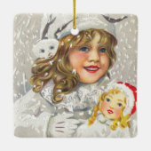 雪に人形をビクトリアン持つヴィンテージクリスマスガール セラミックオーナメント (裏面)