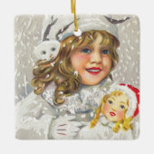 雪に人形をビクトリアン持つヴィンテージクリスマスガール セラミックオーナメント (正面)