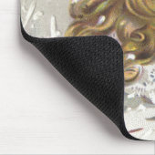 雪に人形をビクトリアン持つヴィンテージクリスマスガール マウスパッド (コーナー)