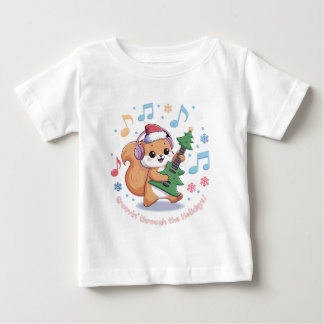 雪に囲まれたギター演奏するサンタ姿のリス ベビーTシャツ