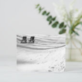 雪に埋もれた2つの椅子 ポストカード (スタンド正面)