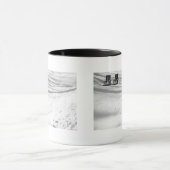 雪に埋もれた2つの椅子 マグカップ (中央)