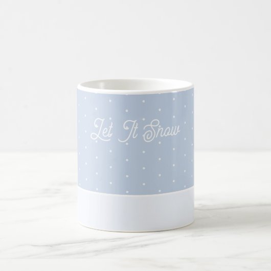 雪に小さな冬の木の氷の青い水玉模様 コーヒーマグカップ (中央)