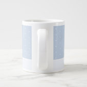 雪に小さな冬の木の氷の青い水玉模様 ジャンボコーヒーマグカップ (裏面)