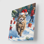 雪に座るペルシャ猫のクリスマスハット スクエア壁時計 (傾斜)