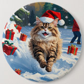 雪に座るペルシャ猫のクリスマスハット 缶バッジ (正面)