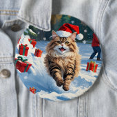 雪に座るペルシャ猫のクリスマスハット 缶バッジ (インサイチュ)