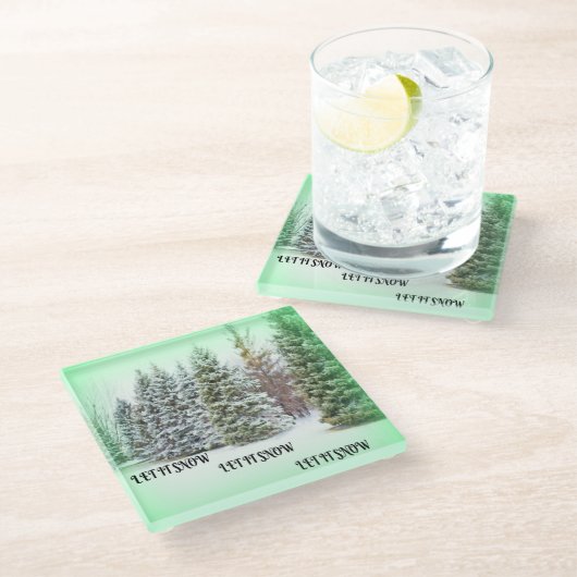 雪に松の緑の輝く冬のシーン ガラスコースター (アングル)