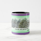 雪に松の緑の輝く冬のシーン ツートーンマグカップ (中央)