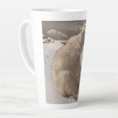 雪に横たわるホッキョクグマヴィンテージイラストレーション カフェラテマグ (左アングル)