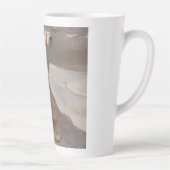 雪に横たわるホッキョクグマヴィンテージイラストレーション カフェラテマグ (右)