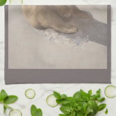 雪に横たわるホッキョクグマヴィンテージイラストレーション キッチンタオル (折り畳み)