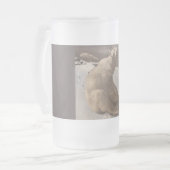 雪に横たわるホッキョクグマヴィンテージイラストレーション フロストグラスビールジョッキ (正面左)