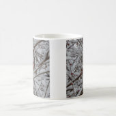 雪に満ちた木のコーヒーカップの赤い(鳥)ショウジョウコウカンチョウ コーヒーマグカップ (中央)