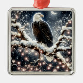雪に満ちた枝のクリスマスの上にワシ メタルオーナメント (正面)