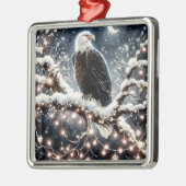雪に満ちた枝のクリスマスの上にワシ メタルオーナメント (左)