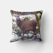 雪に積もった赤い鹿 クッション (裏面)