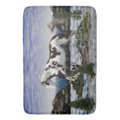 雪に積絵を描る栗と白の馬 バスマット (正面縦)
