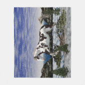 雪に積絵を描る栗と白の馬 フリースブランケット (正面)