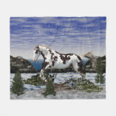 雪に積絵を描る栗と白の馬 フリースブランケット (正面(横))