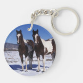 雪に立っているペンキの馬 キーホルダー (裏面)