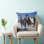 雪に立っているペンキの馬 クッション (椅子)