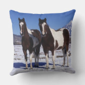 雪に立っているペンキの馬 クッション (裏面)