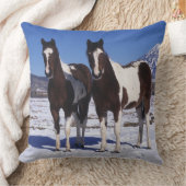 雪に立っているペンキの馬 クッション (ブランケット)