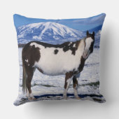 雪に立っているペンキの馬 クッション (裏面)