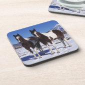 雪に立っているペンキの馬 コースター (左側)