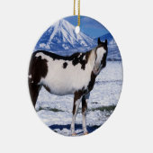 雪に立っているペンキの馬 セラミックオーナメント (右)