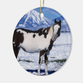 雪に立っているペンキの馬 セラミックオーナメント (左)
