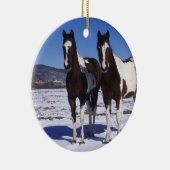 雪に立っているペンキの馬 セラミックオーナメント (右)