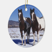 雪に立っているペンキの馬 セラミックオーナメント (左)