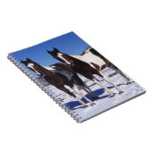 雪に立っているペンキの馬 ノートブック (右側)