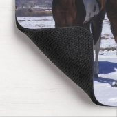 雪に立っているペンキの馬 マウスパッド (コーナー)