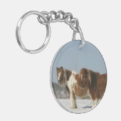 雪に立っているミニチュア馬 キーホルダー (正面左)