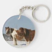 雪に立っているミニチュア馬 キーホルダー (裏面)