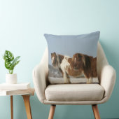 雪に立っているミニチュア馬 クッション (椅子)