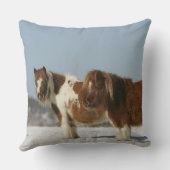 雪に立っているミニチュア馬 クッション (裏面)