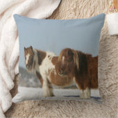 雪に立っているミニチュア馬 クッション (ブランケット)