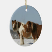 雪に立っているミニチュア馬 セラミックオーナメント (右)